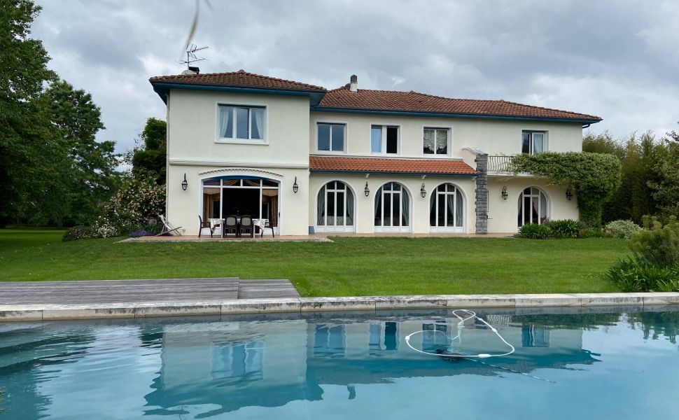 Superbe Maison d'Architect avec Vues des Montagnes à 30 minutes de Pau